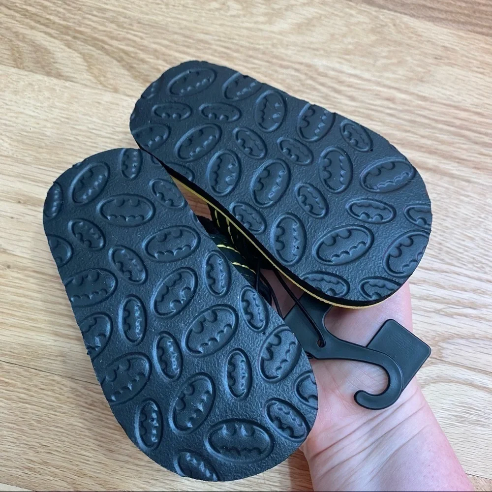 Batman Sandals NWT Flip Flops 7 8 Toddler Boys Kids Black Yellow